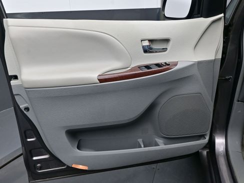Used 2013 Toyota Sienna XLE image 9