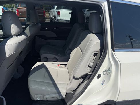 Used 2015 Toyota Highlander Limited FWD image 14