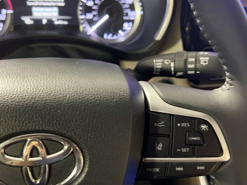 Used 2024 Toyota Highlander XLE FWD image 20
