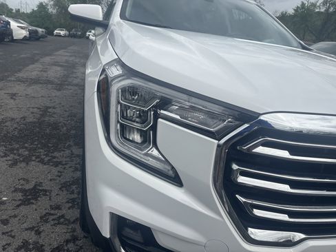 Used 2024 GMC Terrain SLT AWD/4WD image 10