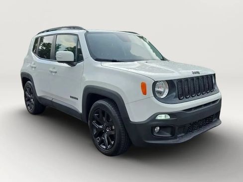Used 2017 Jeep Renegade Altitude FWD image 3