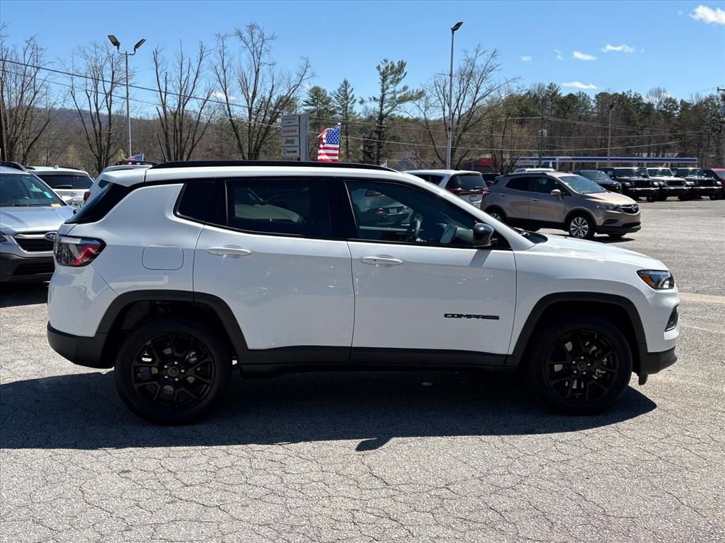 Used 2026 Jeep Compass Latitude AWD/4WD image 3