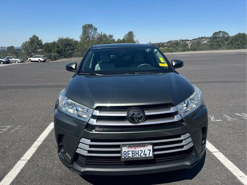 Used 2018 Toyota Highlander LE FWD image 2