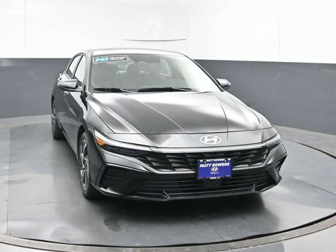 Used 2025 Hyundai Elantra Limited image 8