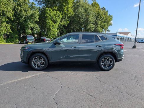 Used 2025 Chevrolet Trax LT FWD image 2