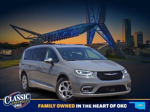 Used 2023 Chrysler Pacifica Limited FWD image 1