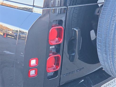 Used 2024 Land Rover Defender 110 X-Dynamic SE image 32