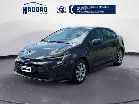 Used 2025 Toyota Corolla LE FWD image 1