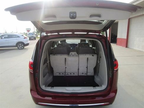 Used 2021 Chrysler Pacifica Touring-L image 12