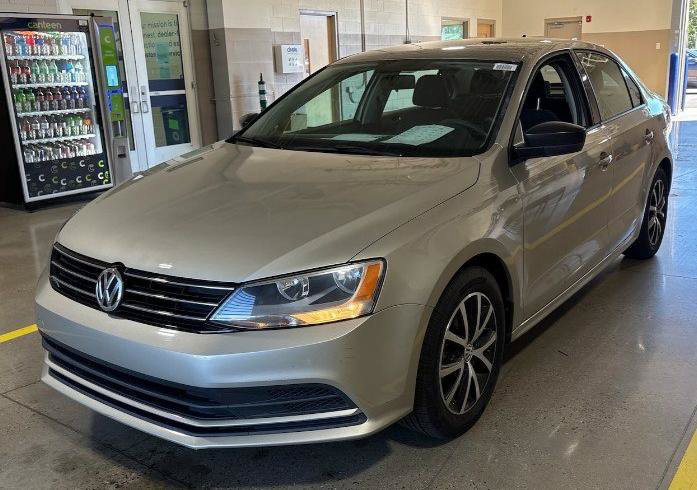 Used 2016 Volkswagen Jetta SE FWD image 1