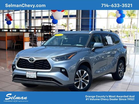 Used 2022 Toyota Highlander XLE image 1