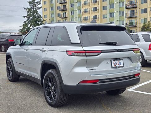Used 2025 Jeep Grand Cherokee Altitude AWD/4WD image 5