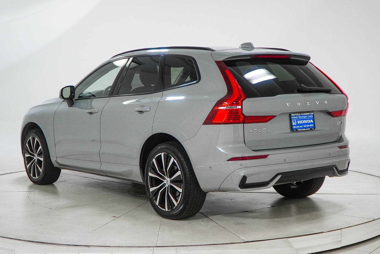 Used 2025 Volvo XC60 B5 Plus AWD/4WD image 6
