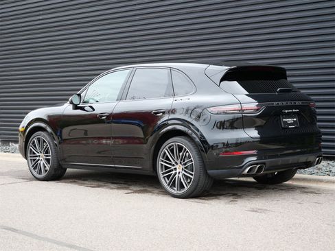 Used 2022 Porsche Cayenne Turbo image 3