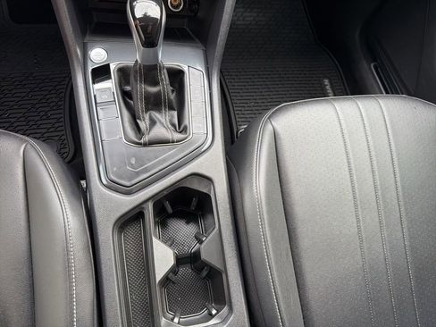 Certified 2024 Volkswagen Tiguan SE R-Line FWD image 27