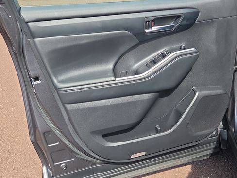 Certified 2022 Toyota Highlander XLE image 14