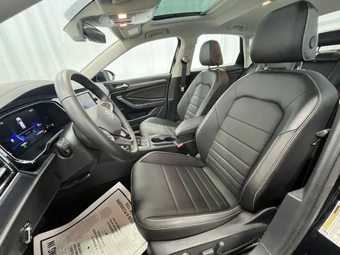 Certified 2024 Volkswagen Jetta SE w/ Panoramic Sunroof Package image 11