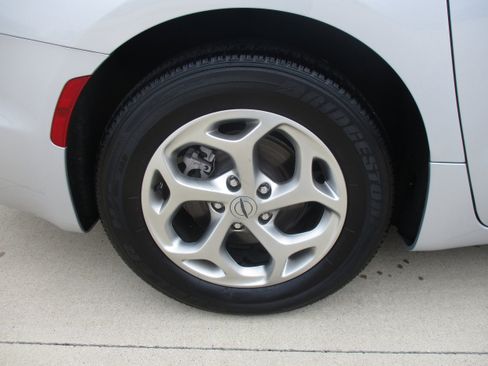 Used 2024 Chrysler Pacifica Limited FWD image 14