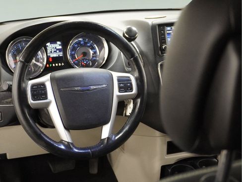 Used 2016 Chrysler Town & Country Touring FWD image 23