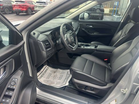 Used 2024 Nissan Rogue SV w/ SV Premium Package image 9