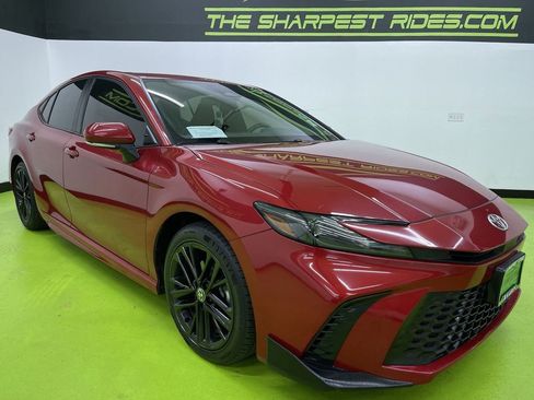 Used 2025 Toyota Camry SE image 2