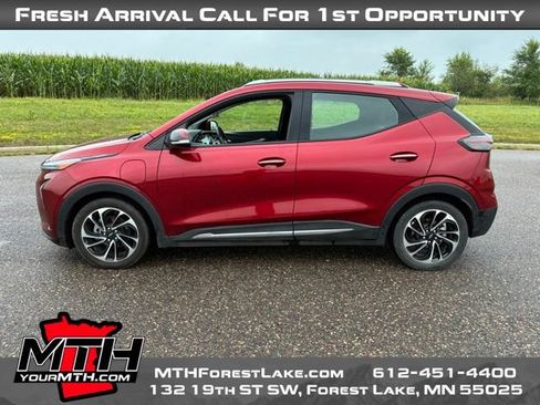 Used 2022 Chevrolet Bolt EUV Premier w/ Sun & Sound Package FWD image 5