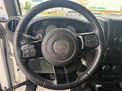 Used 2017 Jeep Wrangler Sahara AWD/4WD image 13