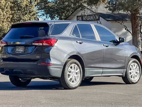 Used 2022 Chevrolet Equinox LS w/ LS Convenience Package image 4