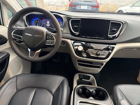 Used 2024 Chrysler Pacifica Touring-L image 17