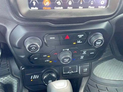 Used 2022 Jeep Renegade Latitude AWD/4WD image 16
