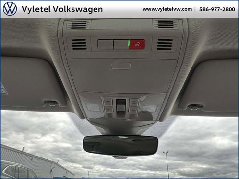Certified 2025 Volkswagen Jetta SE w/ Sunroof Package image 30