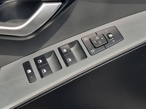 Used 2025 Kia Niro LX FWD image 13