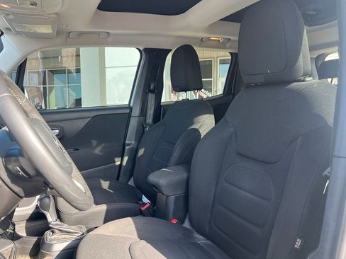 Used 2018 Jeep Renegade Latitude FWD image 8