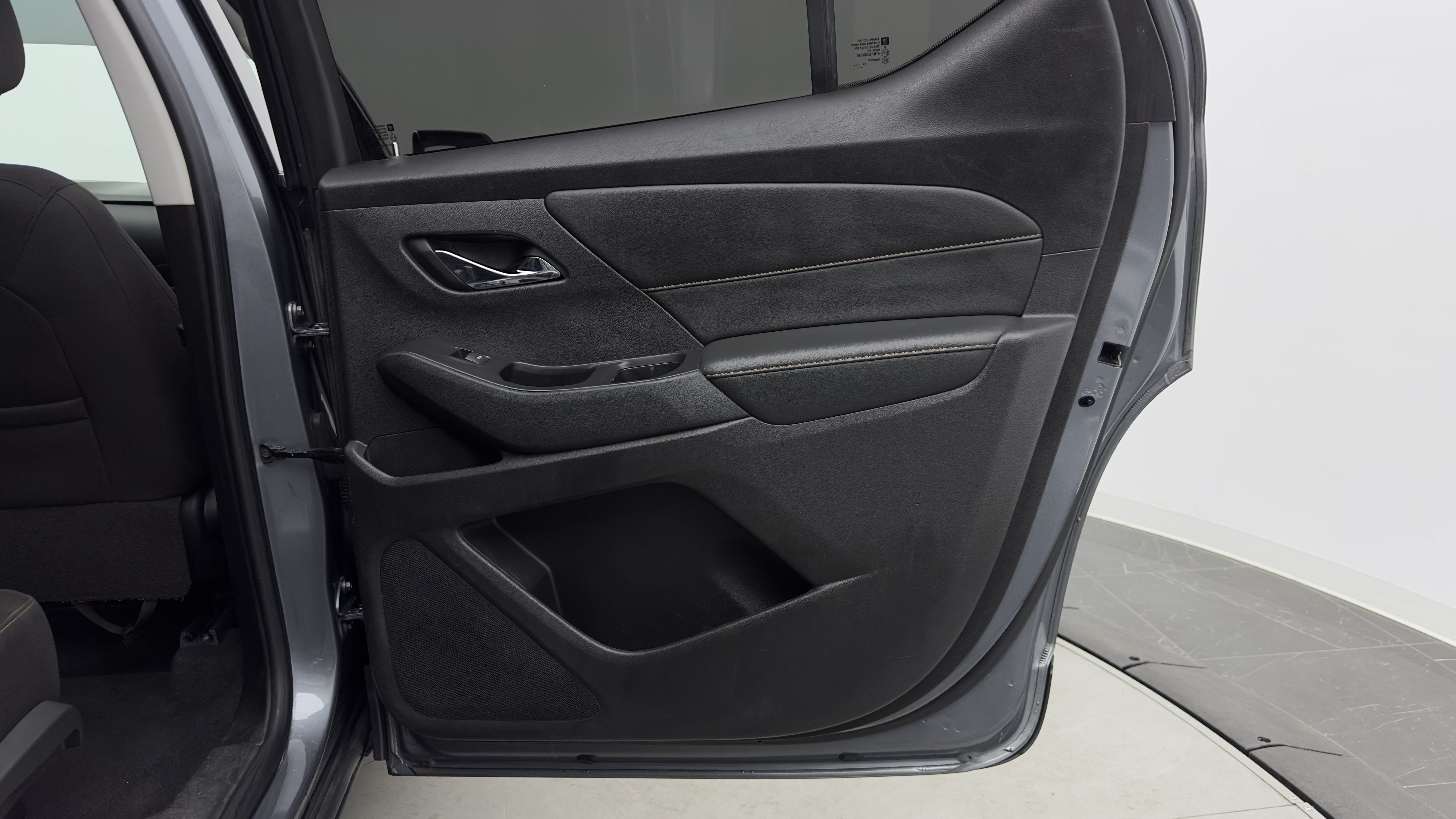 Used 2018 Chevrolet Traverse LS FWD image 28
