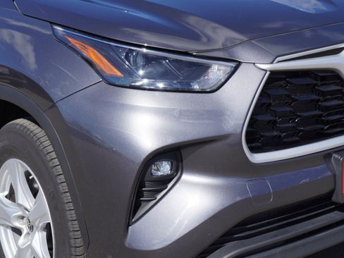 Used 2024 Toyota Highlander LE image 3