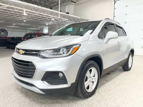 Used 2017 Chevrolet Trax LT w/ LT Convenience Package FWD image 4