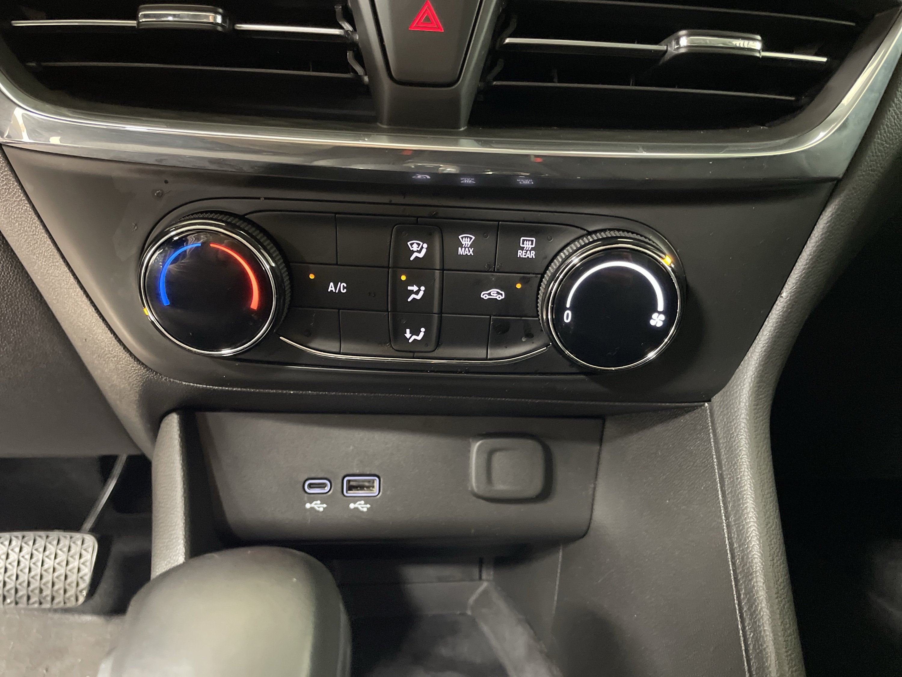 Used 2025 Buick Encore GX Preferred AWD/4WD image 21