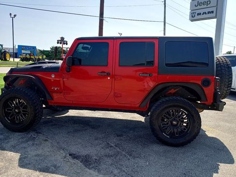 Used 2017 Jeep Wrangler Unlimited Sahara w/ Connectivity Group image 3