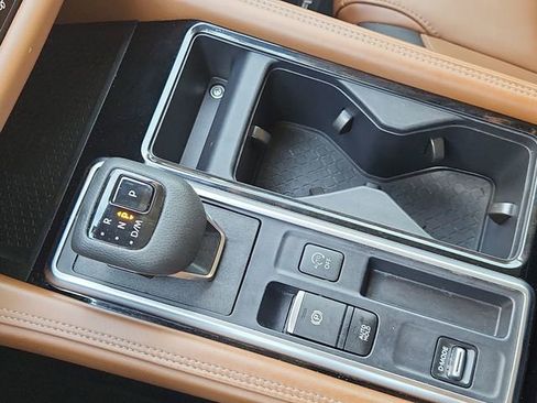 Used 2024 Nissan Pathfinder Platinum image 16