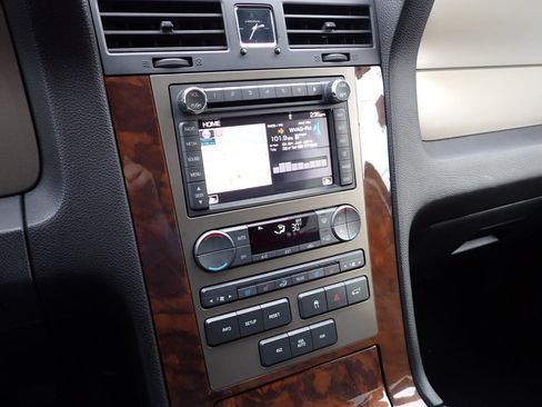 Used 2011 Lincoln Navigator 4WD image 34