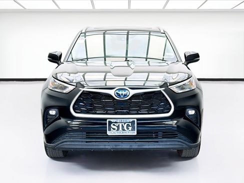 Used 2023 Toyota Highlander XLE AWD/4WD image 2
