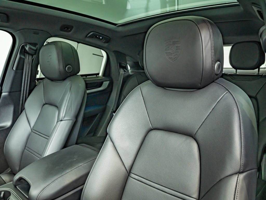 Certified 2025 Porsche Cayenne E-Hybrid Coupe AWD/4WD image 34
