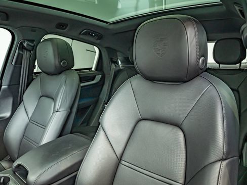 Certified 2025 Porsche Cayenne E-Hybrid Coupe AWD/4WD image 34