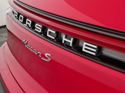 Certified 2022 Porsche Macan S AWD/4WD image 35