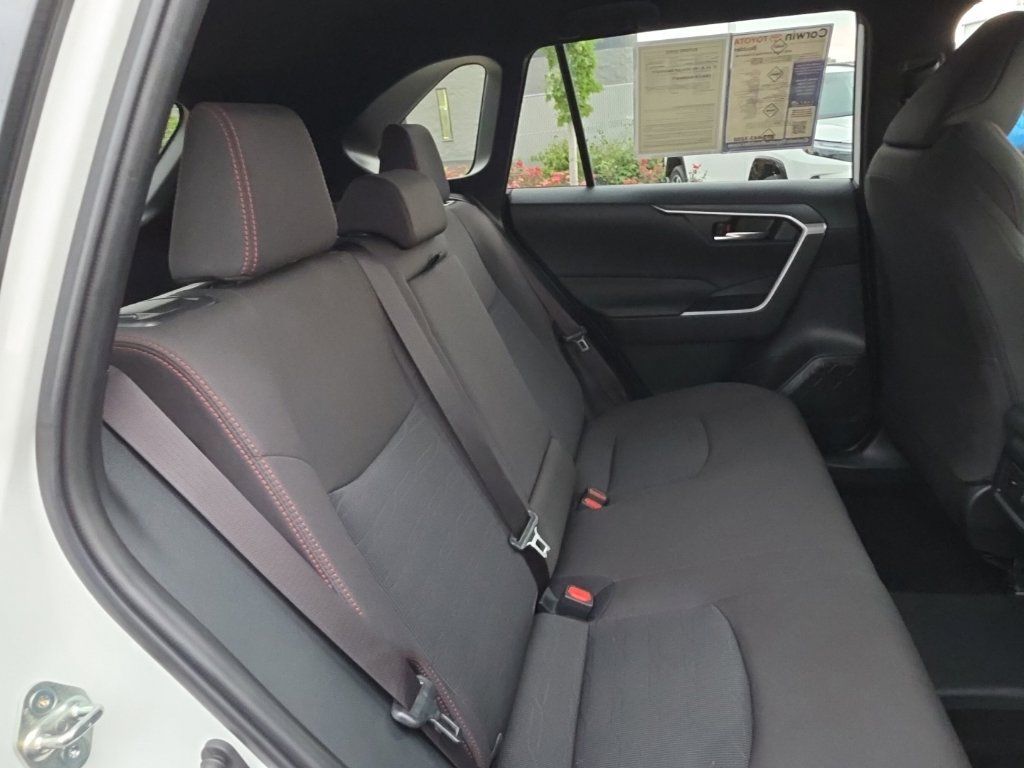Used 2025 Toyota RAV4 SE AWD/4WD image 17