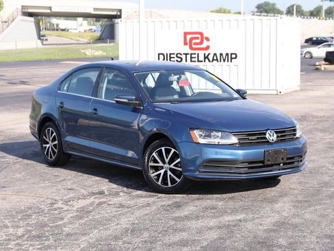 Used 2017 Volkswagen Jetta SE FWD image 2