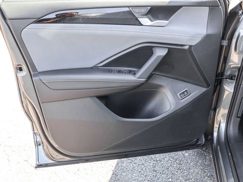 Used 2025 Volkswagen Tiguan SE image 24