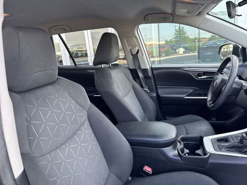 Used 2021 Toyota RAV4 XLE AWD/4WD image 16