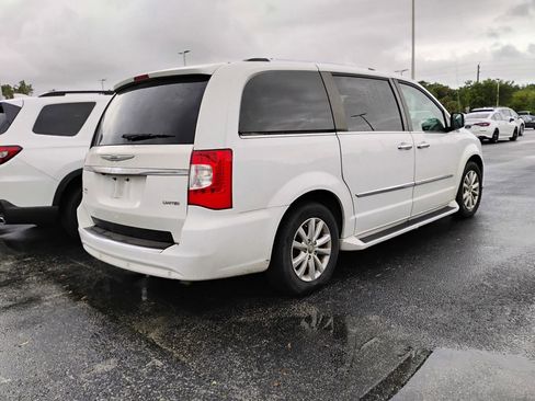 Used 2015 Chrysler Town & Country Limited Platinum image 4