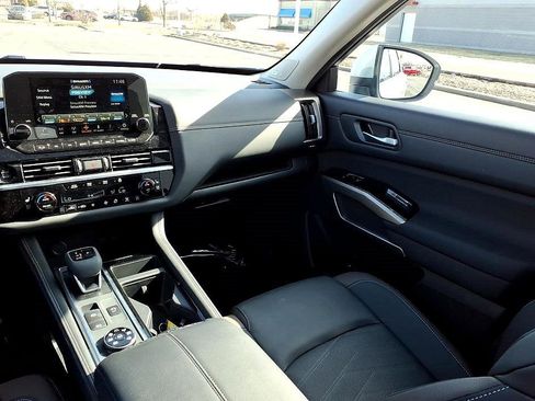 Used 2025 Nissan Pathfinder Platinum w/ Lighting Package (N92) image 23